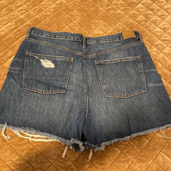American Eagle 90s Boyfriend Short - Picture 2 of 4